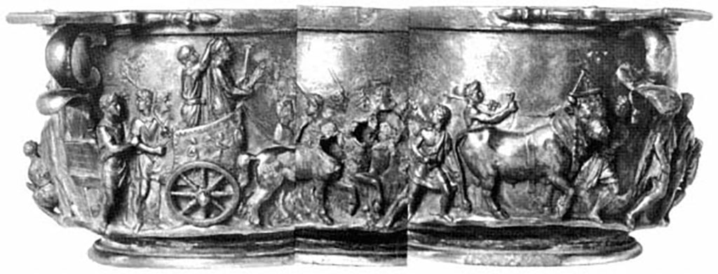 Villa della Pisanella, Boscoreale. Skyphos, Tiberius Cup: expanded detail view of one side.
The scene shows the triumph of Tiberius. 
According to Kuttner, the Boscoreale Cups of Augustus and Tiberius were meant to be observed carefully and discussed knowledgeably by the owner and his friends, who would muse over details as well as over the general themes of the decoration. This particular cup pair was meant to stimulate not a literary discussion but a discussion of the historical glories and campaigns of the Augustan house; the owner must have enjoyed historical memoirs like Caesar's campaign accounts and the German wars of Pliny the Elder, as well as the poetry and philosophy relevant to the other cup pairs in his collection.
Skyphos, coupe de Tibère: vue détaillée élargie d'un côté.
La scène montre le triomphe de Tibère.
Selon Kuttner, les Coupes Boscoreale d'Auguste et de Tibère étaient censées être observées avec soin et discutées avec connaissance par le propriétaire et ses amis, qui réfléchiraient sur les détails ainsi que sur les thèmes généraux de la décoration. Cette paire de tasses particulière était destinée à stimuler non pas une discussion littéraire, mais une discussion des gloires historiques et des campagnes de la maison d’Auguste; le propriétaire doit avoir apprécié les mémoires historiques comme les récits de campagne de César et les guerres allemandes de Pline l'Ancien, ainsi que la poésie et la philosophie pertinentes pour les autres paires de tasses de sa collection.
Voir/See Kuttner, Ann L. 1995. Dynasty and Empire in the Age of Augustus: The Case of the Boscoreale Cups  Berkeley: University of California Press, p. 12, pl. 15. https://publishing.cdlib.org/ucpressebooks/view?docId=ft309nb1mw&chunk.id=d0e182&toc.id=d0e182&brand=eschol