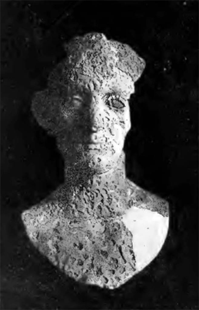 Villa of T. Siminius Stephanus, fondo Barbatelli. November 1899. Stucco male head, which lacks part of the right cheek (conserving however the ear) and the entire rear of the head.  He was without a beard, had a slightly aquiline nose, closed mouth and big ears. It was undoubtedly a portrait head that perhaps was cast into bronze. See Notizie degli Scavi di Antichità, 1899, p. 446, fig. 8a.