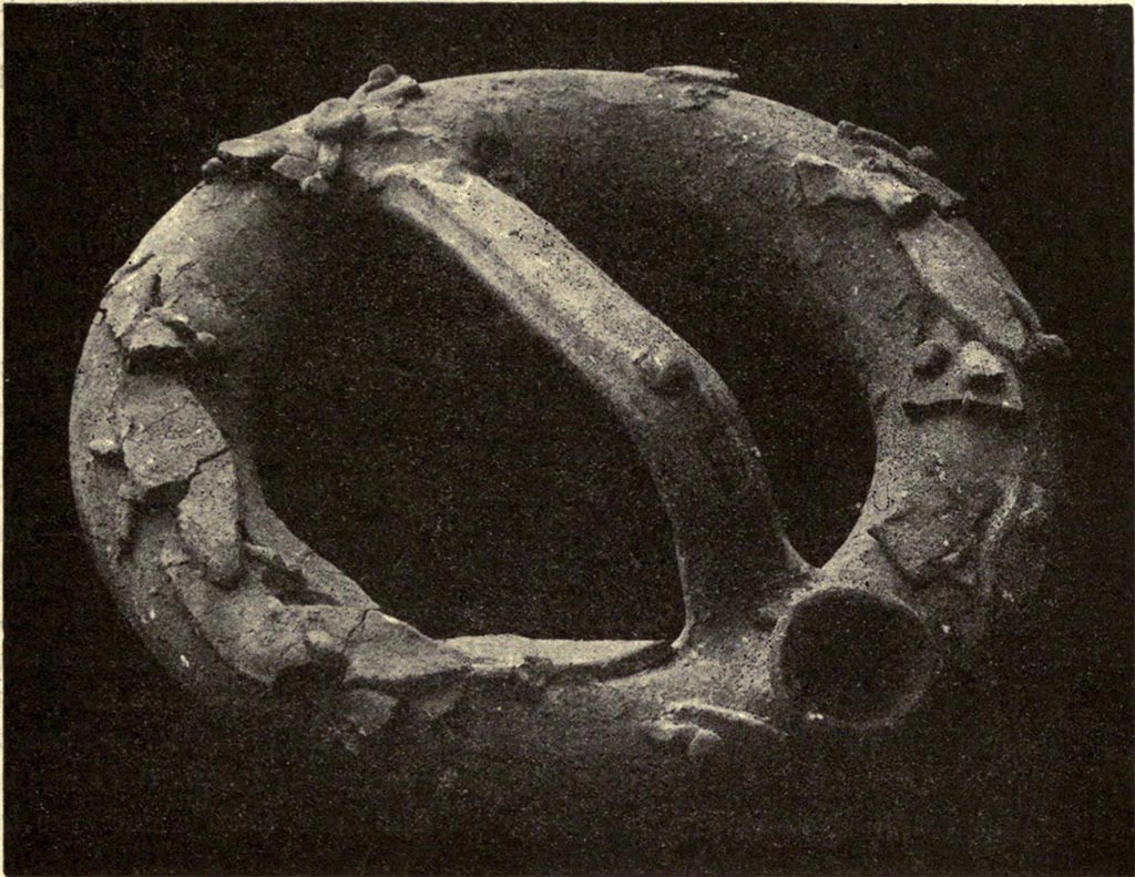 Boscoreale, La villa del Fondo Acunzo. 1903. Room 6, cubiculum. 
Ring-shaped pot 0.26m wide, found in cubiculum.
This vessel is unique so far in the pompeian domestic instruments, for its shape and the technique of its ornamentation. 
The outside consisted of a continuous tube with circular section, its outside diameter 0.045m.
The tube was decorated with lanceolate laurel leaves and round berries.
See Notizie degli Scavi di Antichità, 1921, p. 438-9, fig. 10.