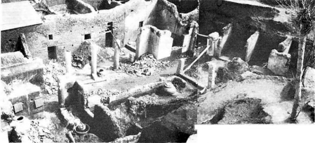Boscoreale. Villa of Numerius Popidius Florus. 1906. Combined photos with detail of the courtyard of the villa at the time of excavation.
See Falanga L. L'iscrizione di "Paris" a Boscoreale: Sylva Mala VIII 1987, p. 4.
https://centrostudiarc.altervista.org/images/sylvamala/pdf/SYLVA%20MALA%20VIII%20-%201987.pdf
Per gentile concessione di Centro Studi Archeologici di Boscoreale, Boscotrecase e Trecase. I nostri ringraziamenti ad Angelandrea Casale.