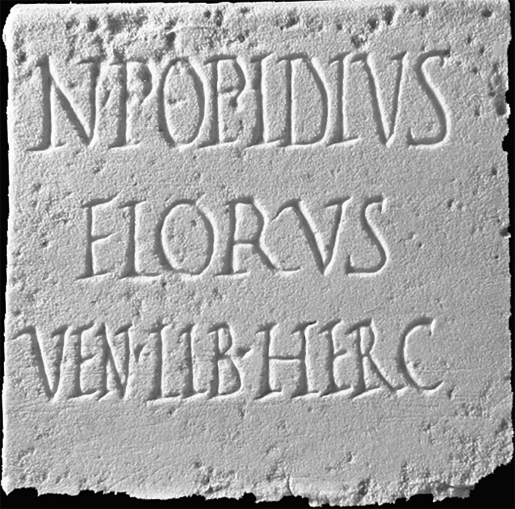 Boscoreale. Villa of Numerius Popidius Florus. Plaque found opposite the east portico. 
Now in Boscoreale Antiquarium, inventory number 34156.
N POPIDIVS
FLORVS
VEN LIB HERC
N(umerius) Popidius
Florus
Ven(eri), Lib(ero), Herc(uli).
Numerius Popidius Florus. Venus, Liber, Hercules.