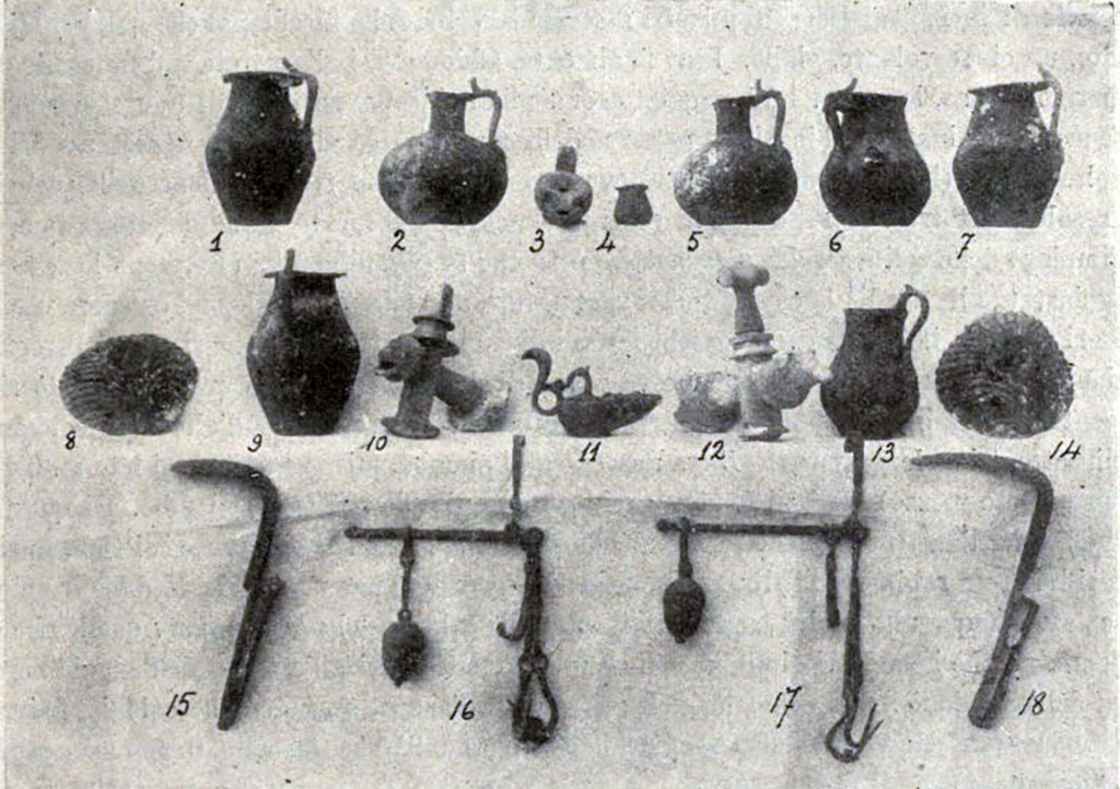 Boscoreale. Villa of Numerius Popidius Florus. Room 11. Eighteen bronze finds.
See Notizie degli Scavi di Antichità, 1921, p. 453 fig. 18.