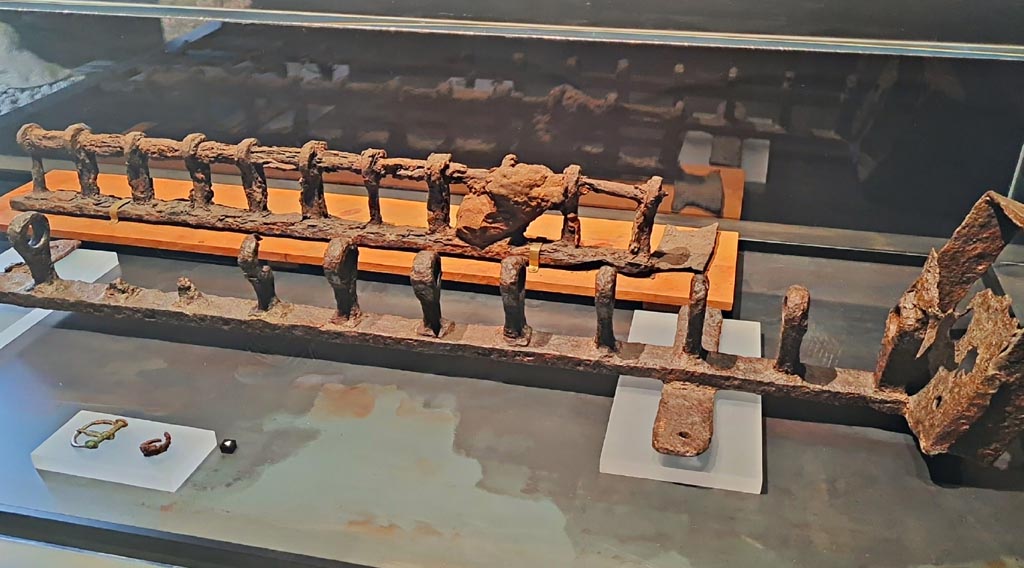 Villa of Agrippa Postumus Boscotrecase. March 2024.
Rear. Iron slave shackle from Villa of Agrippa Posthumus, Boscotrecase.
On display in exhibition in the Palaestra entitled – “L’altra Pompei, vite comuni all’ombra del Vesuvio”.  
Photo courtesy of Giuseppe Ciaramella.