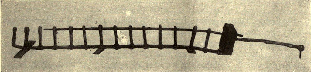 Pompeii. Villa rustica in proprietà Agnello Marchetti. 1923 Come ergastulum va considerato l'atriolo, “D”, per la presenza del ceppo per la punizione degli schiavi ivi rinvenuto.
Il robusto arnese di ferro, era capace d'immobilizzare per un piede solo sino a quattordici schiavi contemporaneamente.
See Notizie degli Scavi di Antichità, 1923: p. 277, fig. 4.