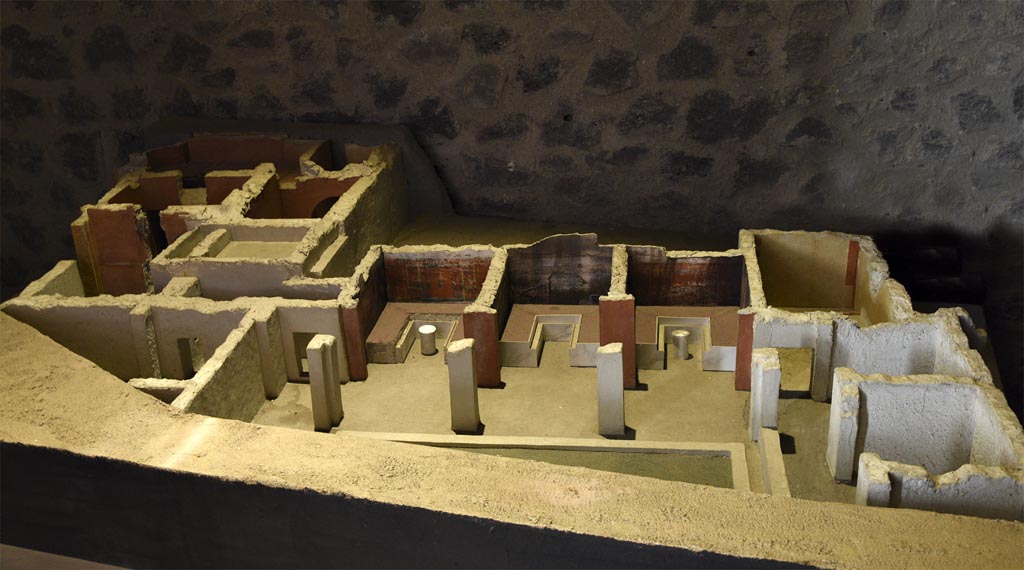 Complesso dei triclini in località Moregine a Pompei. Model with triclinium D and triclinium E shown (right) undecorated.
The walls of A, B, and C are shown with their frescoes. The kitchen and its main door is at the top right. 
Photo courtesy of Michael Binns.