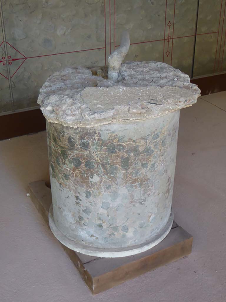 Complesso dei triclini in località Moregine a Pompei. September 2015. 
Round table from centre of one of the triclinium rooms.
This is turned upside down to show the lead pipe that fed water gushing through the top to the benefit of the diners ambience.
Foto Annette Haug, ERC Grant 681269 DÉCOR.