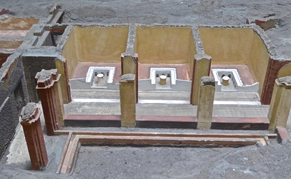 Complesso dei triclini in località Moregine a Pompei. September 2016. Pillared portico P on the earlier model. 
Note the colouring of the pillars which is absent on the December 2000 model.
The peristyle enclosed a garden T, with myrtle plants and canals.
Photo courtesy of Michael Binns.