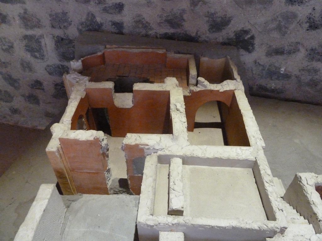 Complesso dei triclini in località Moregine a Pompei. September 2015. Model of baths suite looking north.
Left to right are rooms S and 10 and steps G (front), rooms O and N (behind) and rooms 3 and 2 (at rear).