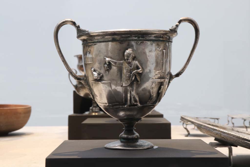 Complesso dei triclini in località Moregine a Pompei. February 2021. Detail of one of the silver embossed cups with animal scene from the table set found in Moregine.
Photo courtesy of Fabien Bièvre-Perrin (CC BY-NC-SA).