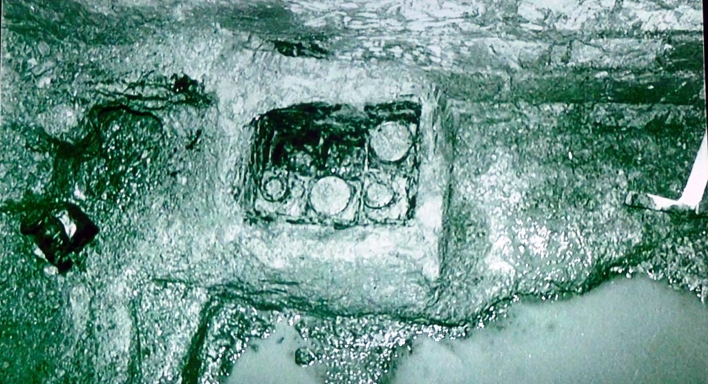 Complesso dei triclini in località Moregine a Pompei. 1959 excavation photo on display in Pompeii Palaestra September 2015. 
Glass tableware under excavation.