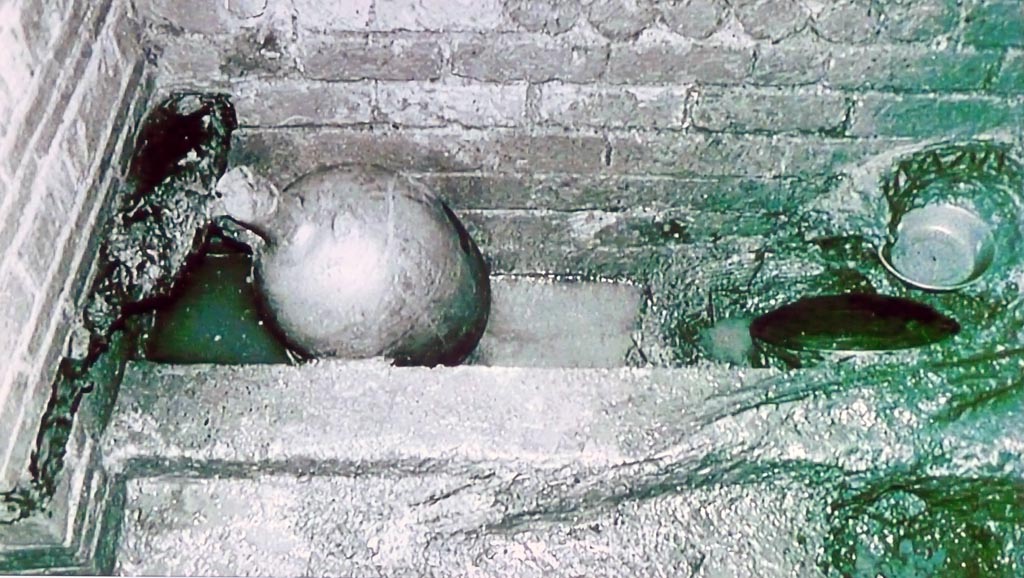 Complesso dei triclini in località Moregine a Pompei. 1959 excavation photo on display in Pompeii Palaestra September 2015. 
Ceramic tableware under excavation.
