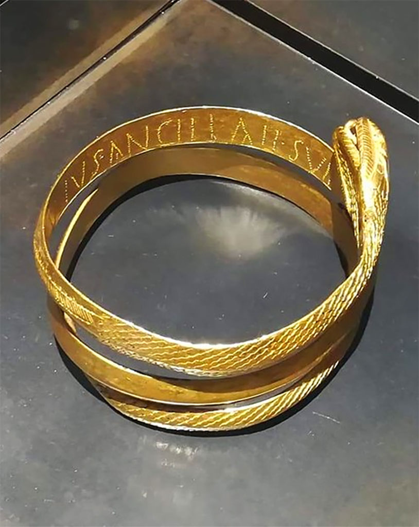 L’edificio B di Murecine a Pompei. Unit D, room 8, gold and glass paste bracelet in the form of a snake. 
The bracelet has an inscription DOMINUS ANCILLAE SUAE (master to his slave girl). PAP inventory number 81580.