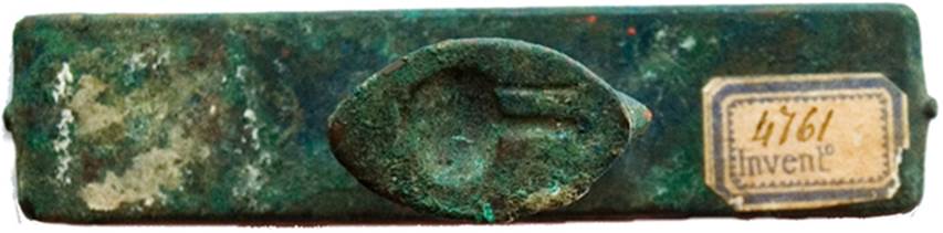 Torre Annunziata, Villa of C. Siculius. Ring of bronze seal of C Siculi C F.
On the back of the ring is an interesting reference in the form of a relief of a small ovoid form, narrowed and tapered at the top, representing perhaps a bottle or similar container. 
The presence of this detail suggests that the owner could be a merchant. 
Now in Naples Archaeological Museum. Inventory number 4761.
Photo: V. Marasco. Oplontis Project e-book (FIG. 3.13b). See https://hdl.handle.net/2027/fulcrum.xk81jm23v