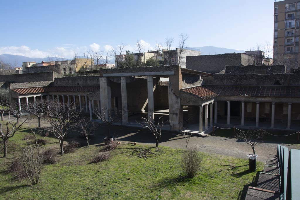 Oplontis Villa of Poppea, March 2019. 
Looking south down from the ticket office level towards villa with the entrance steps on the right.
Foto Annette Haug, ERC Grant 681269 DÉCOR.