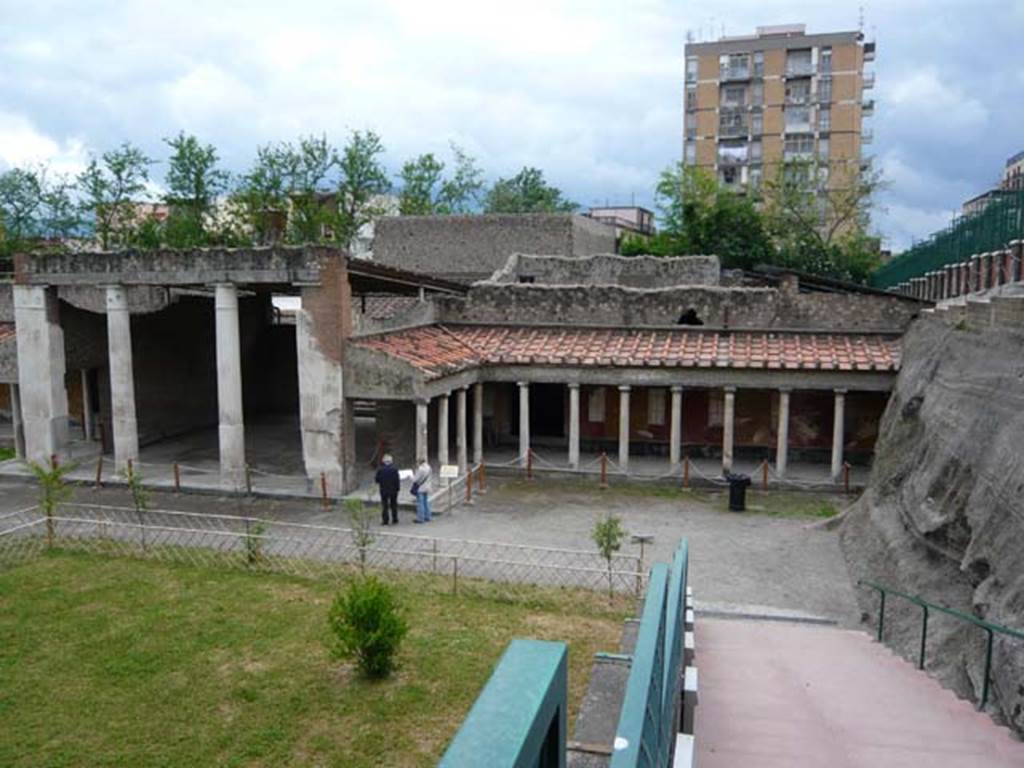 Oplontis Villa of Poppea, May 2010. Looking south from entrance steps towards room 21, on left, and portico 33 on right. The villa is entered by going down a long ramp of steps.
Photo courtesy of Buzz Ferebee.