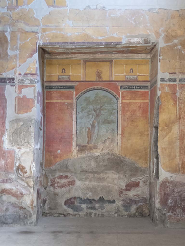 Oplontis Villa of Poppea, September 2017. 
Room 8, looking towards the east wall with large recess, and mythological painting of Hercules in the Garden of the Hesperides.
Foto Annette Haug, ERC Grant 681269 DÉCOR.