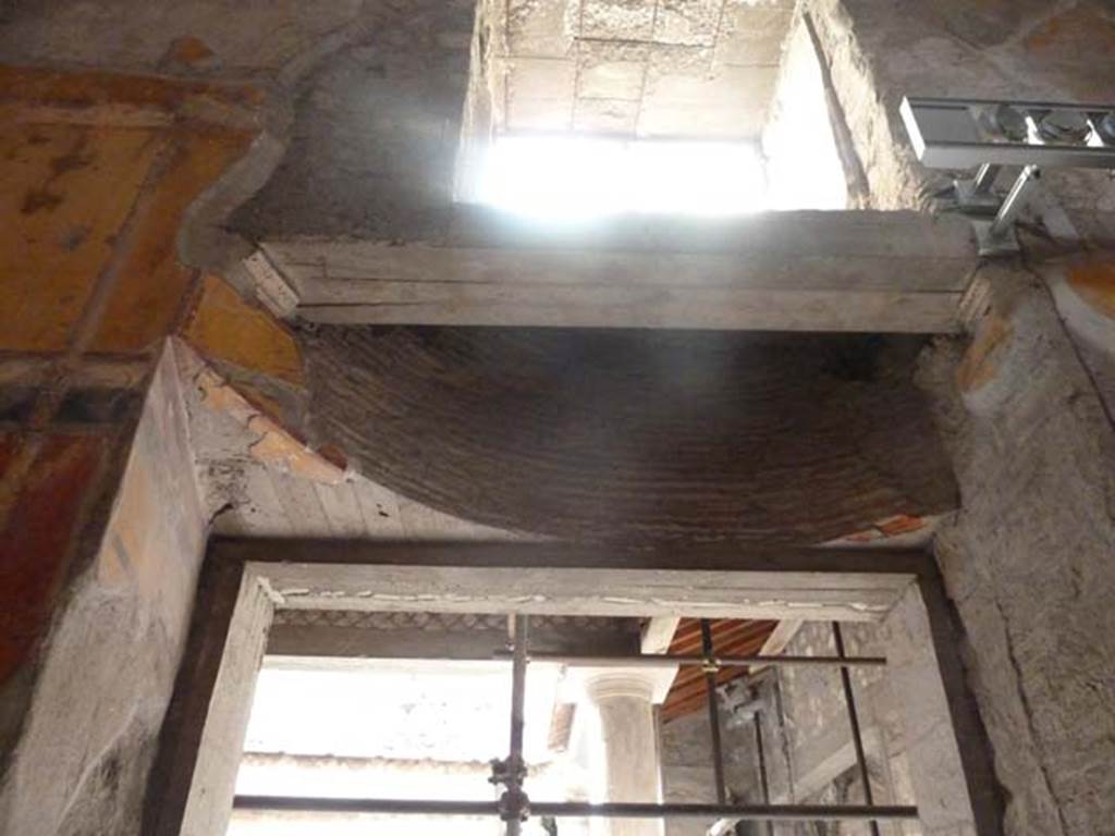 Oplontis, September 2015. Room 8, detail of upper west wall in recess.
Secondo a Carlo Malandrino - In questo ambiente so possono rilevare ben tre stadi di modifiche , nel corso del secondo fu construita un’abside nella parete occidentale (parte in laterizi) ed in quell’occasione, per dare piu spazio a questa nuova opera, fu ristretto simmetricamente l’ambulacro dell’atriolo antistante. Successivamente, tagliando la muratura dell’abside, fu aperta l’attuale porta.
See Malandrino, Carlo, 1978. “Oplontis” (p.72 vedi 16)
(translation: In this room, three stages of changes can be detected, in the course of the second an apse was built in the western wall (partly in brick) and on that occasion, to give more space to this new area, the walkway of the atriolo was restricted symmetrically. Later, cutting the wall of the apse, the actual doorway was opened.)
See Malandrino, Carlo, 1978. “Oplontis” (p.72, see room 16)