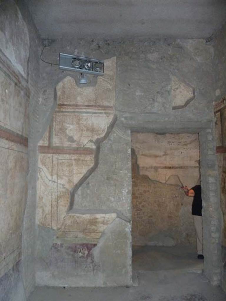 Oplontis, September 2015. Room 10b, north wall and doorway from corridor 9.