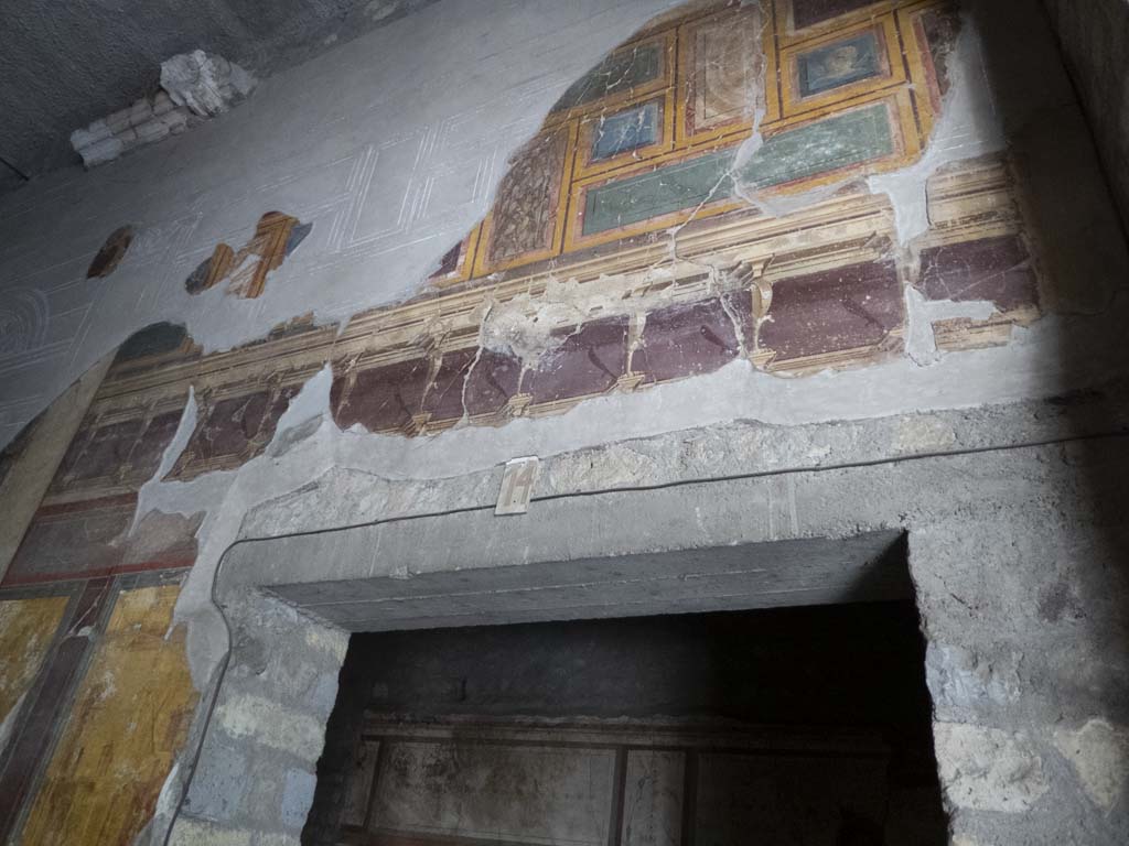 Oplontis Villa of Poppea, September 2017. Room 14, detail of painted decoration above doorway in east wall.
Foto Annette Haug, ERC Grant 681269 DÉCOR.