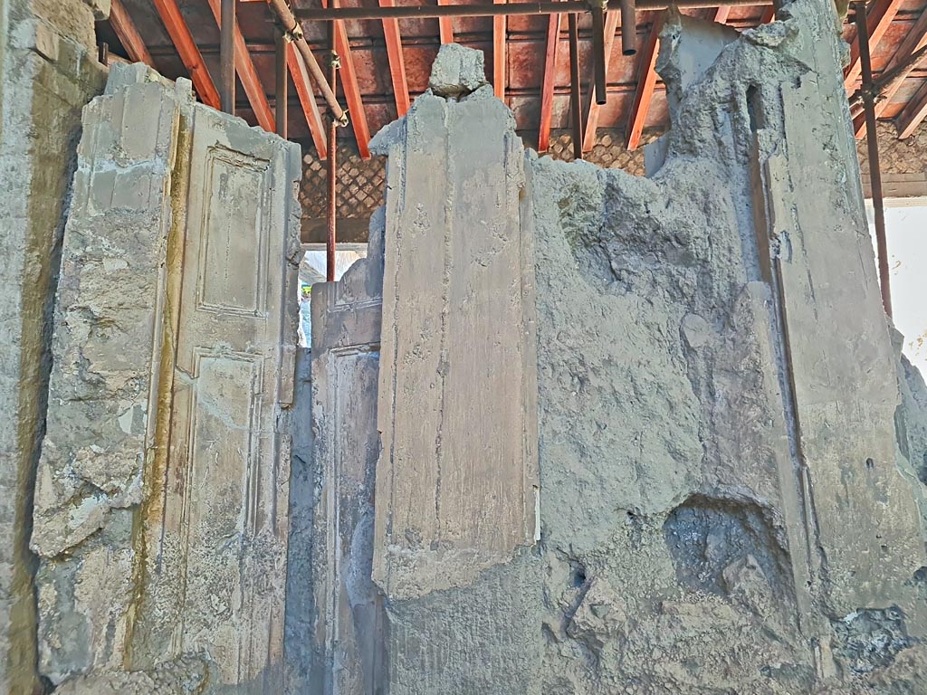 Oplontis Villa of Poppea, October 2023. 
Room 15, detail of plaster-cast of window shutters in the south wall in oecus. Photo courtesy of Giuseppe Ciaramella.