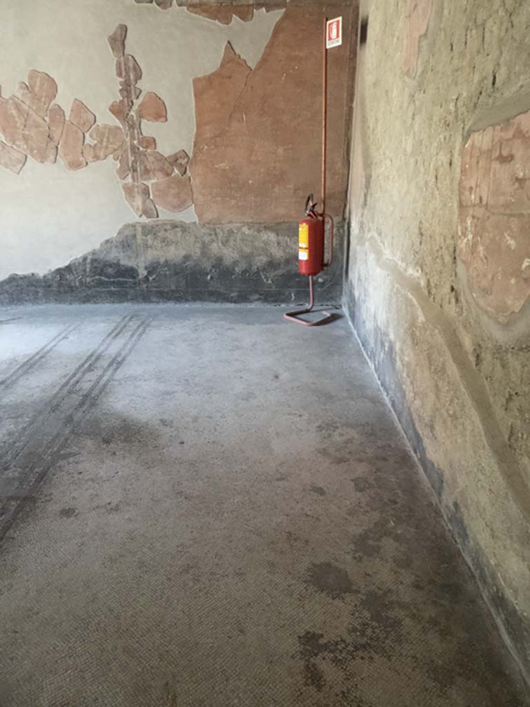 Oplontis Villa of Poppea, September 2017. Room 17, looking towards east wall at south end.
Foto Annette Haug, ERC Grant 681269 DÉCOR