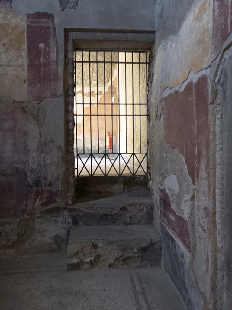 Oplontis Villa of Poppea, September 2017. 
Room 18, east wall in south-east corner with steps to doorway to room 17.  
Foto Annette Haug, ERC Grant 681269 DÉCOR