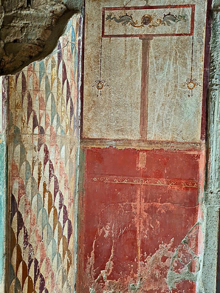 Oplontis Villa of Poppea, October 2023. 
Portico 24, detail of decoration on upper west side of embedded column in south-east corner.
Photo courtesy of Giuseppe Ciaramella.