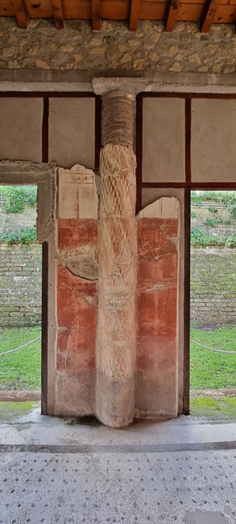 Oplontis Villa of Poppea, January 2023.
Room 24, another interior half-column embedded into the wall. 
Photo courtesy of Miriam Colomer.