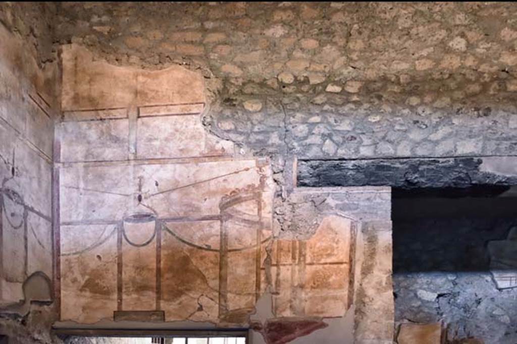 Oplontis Villa of Poppea, April 2018. Room 27, painted wall above doorway to room 1.
Photo courtesy of Ian Lycett-King. Use is subject to Creative Commons Attribution-NonCommercial License v.4 International.