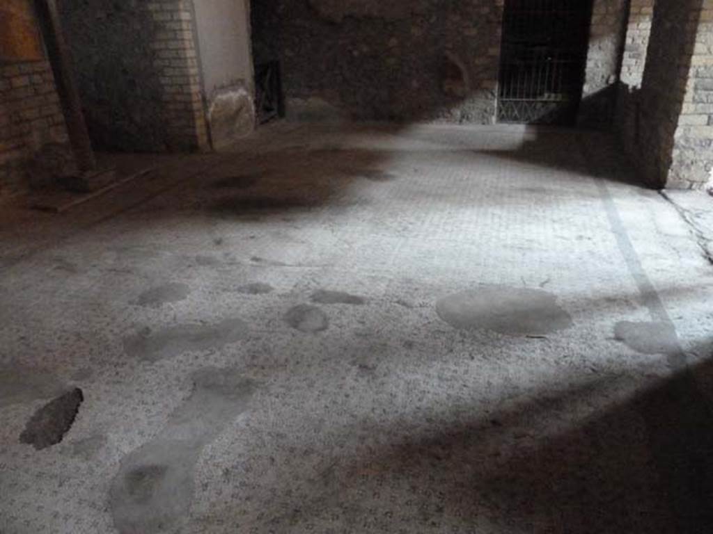 Oplontis, September 2015. Room 27, looking north-west across flooring.