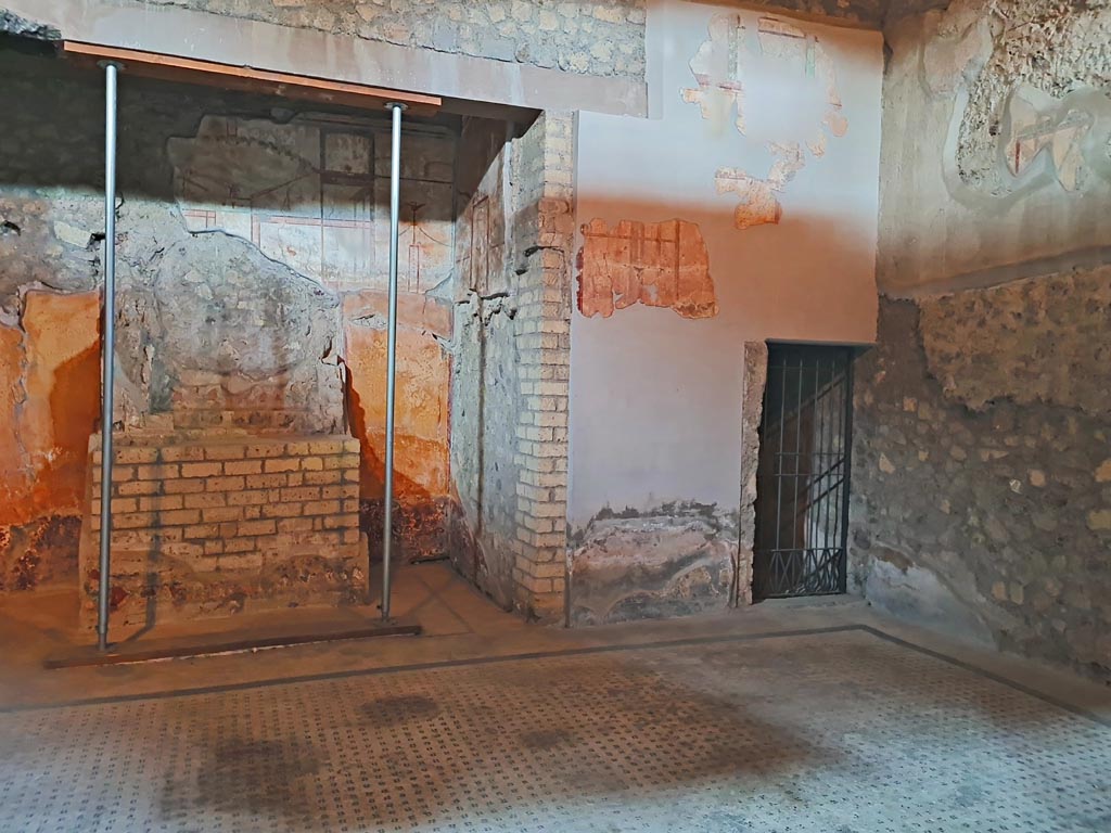Oplontis Villa of Poppea, October 2023. 
Room 27, looking towards west wall with lararium and doorway to room 2 in north-west corner. Photo courtesy of Giuseppe Ciaramella.