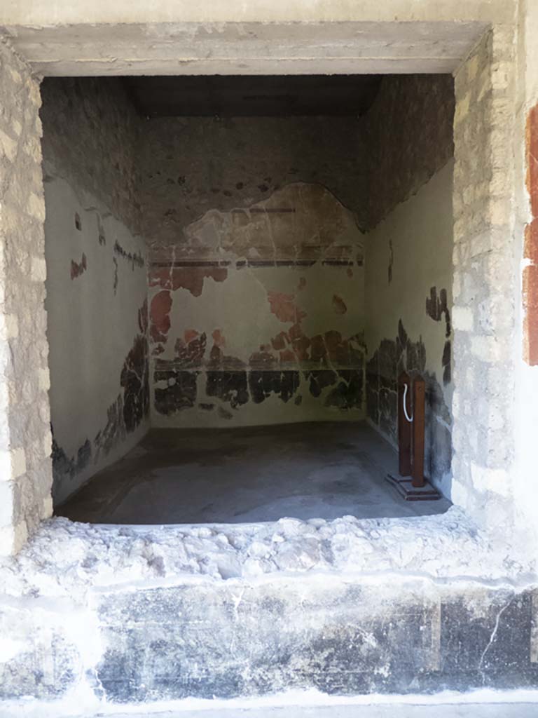 Oplontis Villa of Poppea, September 2017.
East portico 34, looking south through window into room 30, in south wall of portico. 
Foto Annette Haug, ERC Grant 681269 DÉCOR.
