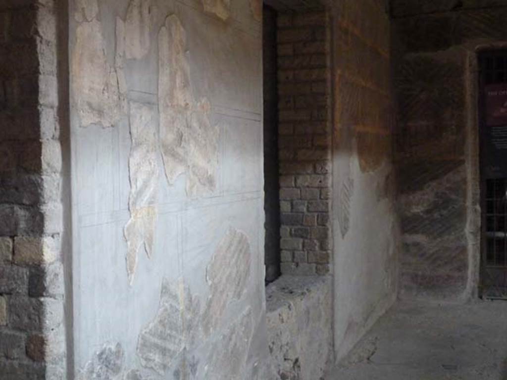 Oplontis, September 2015. Room 32, west wall with window, in north-west corner of peristyle.