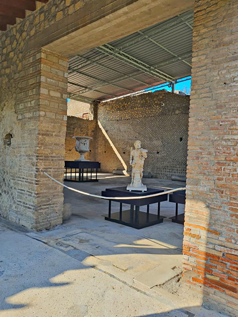 Oplontis Villa of Poppea, October 2023.
East Portico 34, doorway into room 21 in west wall of East Portico. Photo courtesy of Giuseppe Ciaramella.