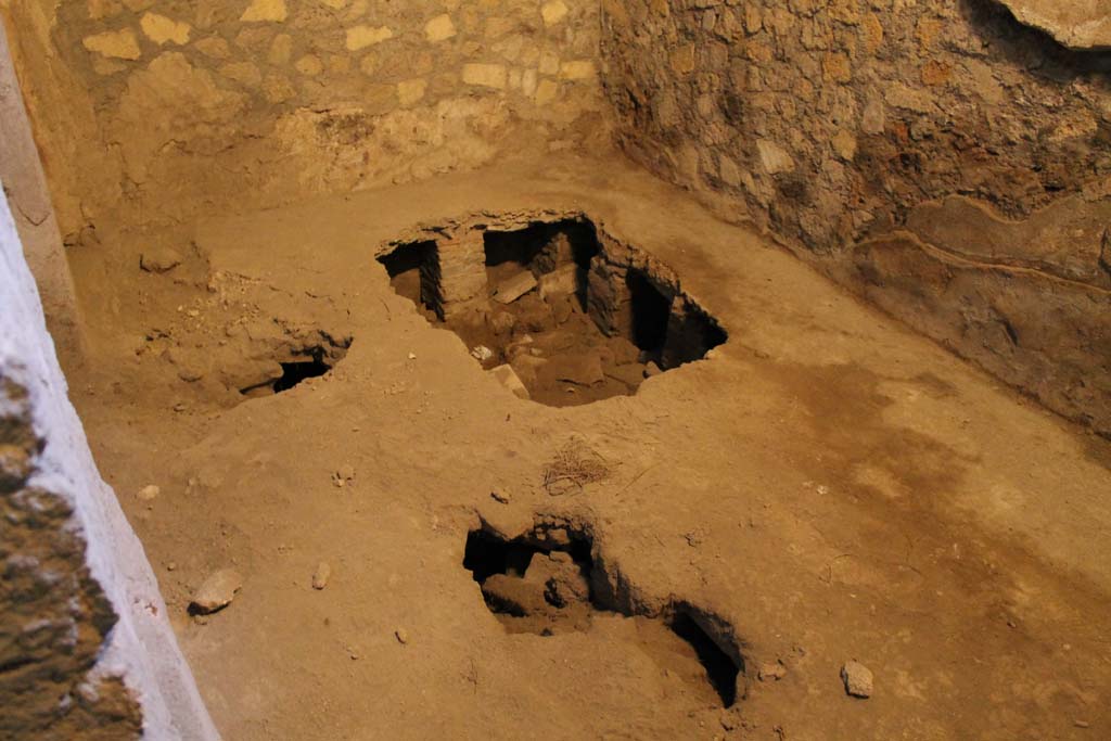Oplontis Villa of Poppea, March 2014. Room 49, suspended floor with suspensurae below it.
Foto Annette Haug, ERC Grant 681269 DÉCOR.