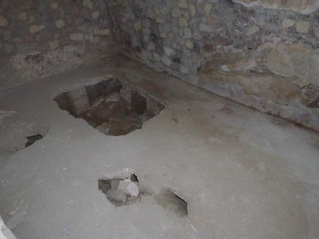 Oplontis, September 2011. Room 49, floor showing the suspensurae below it. Photo courtesy of Michael Binns.