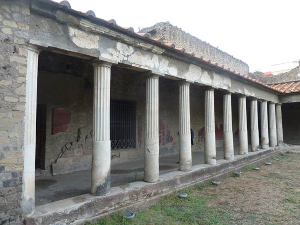 Oplontis, September 2015. Area 59, looking north along west side of peristyle. The Ivy in the pots, taken in the photographs of 2011, has now been removed !