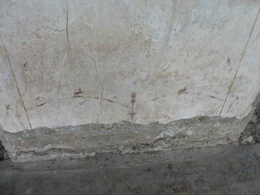 Oplontis, September 2015. Room 60, painted decoration on west wall, on north side of room 75.