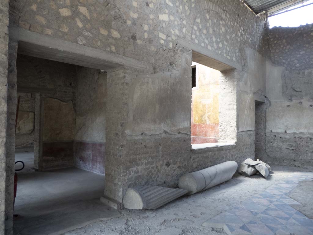 Oplontis Villa of Poppea, September 2017. Room 69, south side.
On the left is a doorway into room 75, then a window looking into room 68, a small courtyard garden, and then a doorway into room 67.
Foto Annette Haug, ERC Grant 681269 DÉCOR.