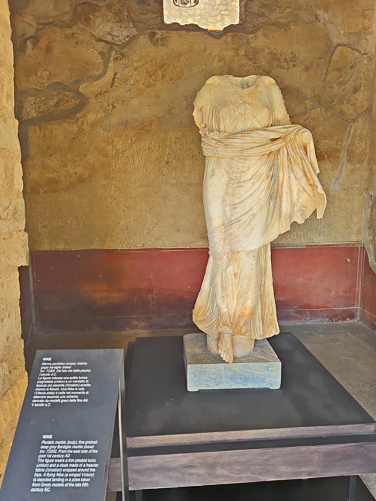 Oplontis Villa of Poppea, October 2023. 
Room 72, looking west through doorway with marble statue of Nike on display, but found on the east side of the pool.
Photo courtesy of Giuseppe Ciaramella.