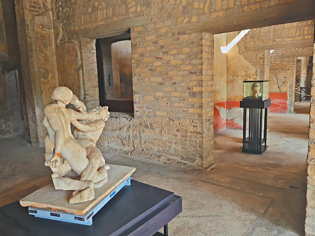 Oplontis Villa of Poppea, October 2023. 
Room 74, looking towards north wall with window into garden room 87, and doorway into room 88, on right.
Photo courtesy of Giuseppe Ciaramella.