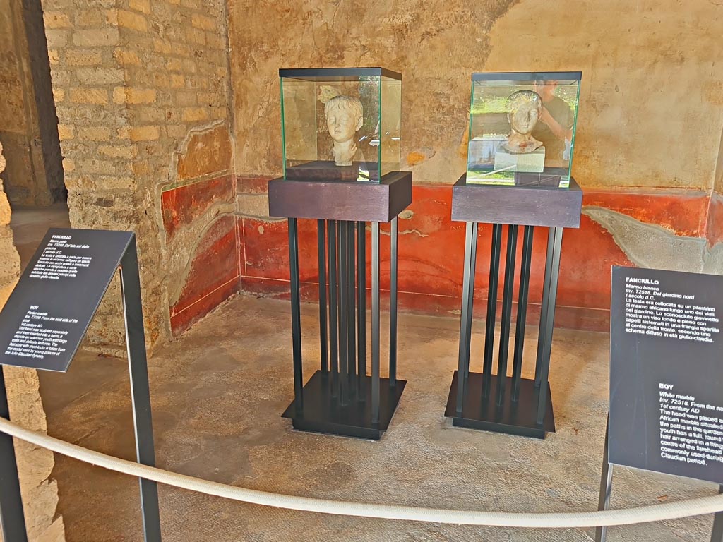 Oplontis Villa of Poppea, October 2023. 
Room 88, looking west through doorway from Portico 60, towards two marble heads of boys on display here, one found near the pool and the other in the north garden. Photo courtesy of Giuseppe Ciaramella.