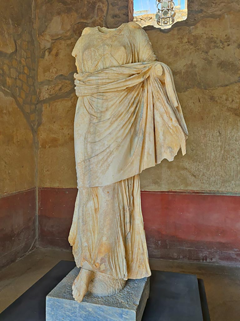 Oplontis Villa of Poppea, October 2023. 
Area 92/96, found in 1983, marble statue of Nike found on the east side of the pool, on display in room 72. 
Photo courtesy of Giuseppe Ciaramella.