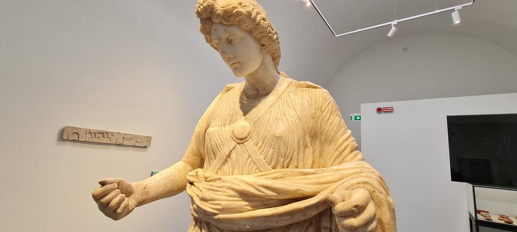 Oplontis Villa of Poppea, April 2022. 
Detail of statue of Nike, found in 1978, from eastern side of pool in Villa A, on display in Pompeii Antiquarium. Photo courtesy of Giuseppe Ciaramella.