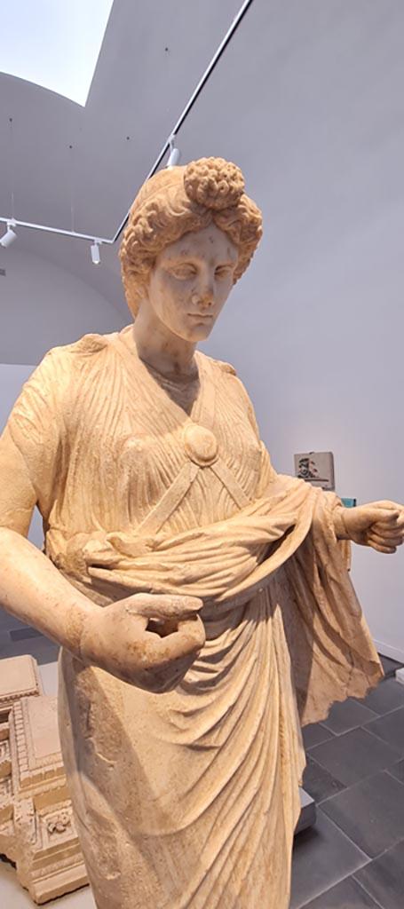 Oplontis Villa of Poppea, April 2022.
Detail of statue of Nike, from eastern side of pool in Villa A, on display in Pompeii Antiquarium. 
Photo courtesy of Giuseppe Ciaramella.