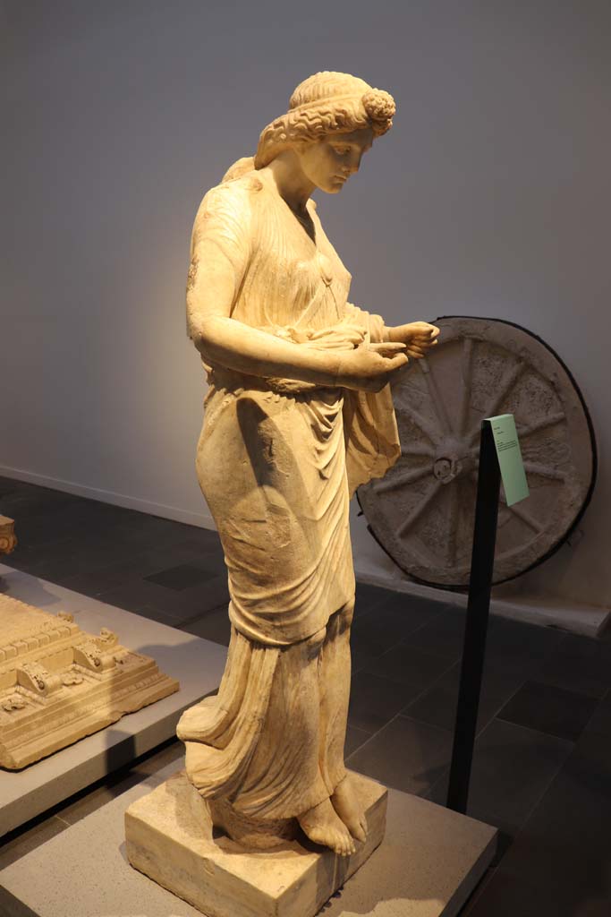 Oplontis Villa of Poppea, February 2021. 
Detail of statue of Nike, from eastern side of pool in Villa A, on display in Pompeii Antiquarium. 
Photo courtesy of Fabien Bièvre-Perrin (CC BY-NC-SA).