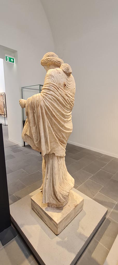 Oplontis Villa of Poppea, April 2022.
Detail of rear of statue of Nike, from eastern side of pool in Villa A, on display in Pompeii Antiquarium. 
Photo courtesy of Giuseppe Ciaramella.