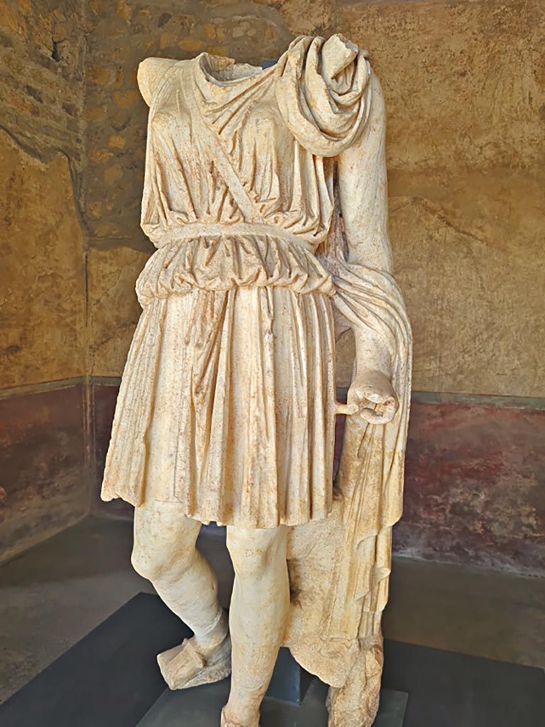 Oplontis Villa of Poppea, October 2023. 
Area 92, detail of marble statuette of Artemis found on east side of the pool. Photo courtesy of Giuseppe Ciaramella.