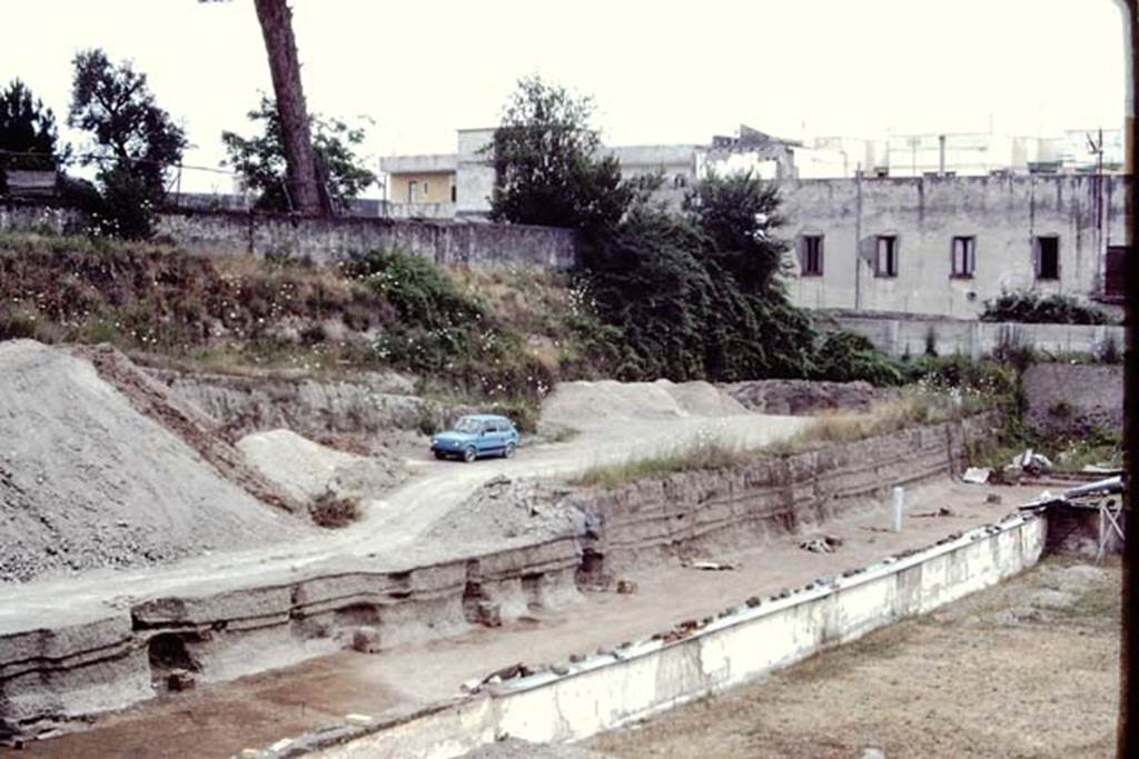 Oplontis, 1984. Looking south-east along the east side of the swimming pool, area 93.
Source: The Wilhelmina and Stanley A. Jashemski archive in the University of Maryland Library, Special Collections (See collection page) and made available under the Creative Commons Attribution-Non Commercial License v.4. See Licence and use details. Oplo0194