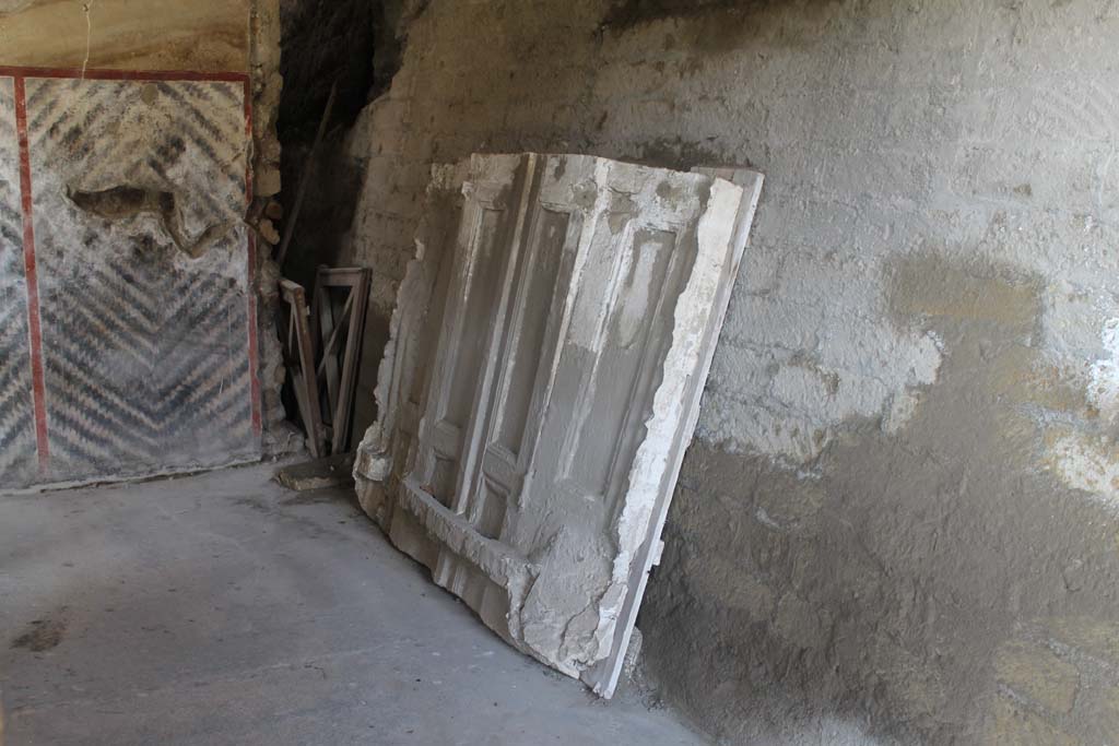 Oplontis Villa of Poppea, March 2014. 
Corridor/room 97, looking west from doorway onto Portico 60, towards plaster-cast of door/shutters against north (unexcavated) wall.  
Foto Annette Haug, ERC Grant 681269 DÉCOR.